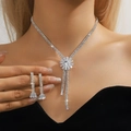 Parure collier et boucles d'oreilles fleur strass avec glands porté par un mannequin - Ensemble Gland de Fleur / Argenté