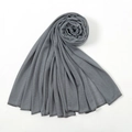 Vista detallada de un chal de punto gris oscuro con caída elegante y bordes rematados - Gris Oscuro Personalizado