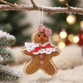 Ornamento peluche omino di pan di zenzero con fiocco rosso su ramo innevato - Omina di Pan di Zenzero Femmina con Fiocco in Pizzo
