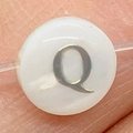 Perle en coquille blanche naturelle avec lettre Q dorée pour création bijoux - Lettre Q