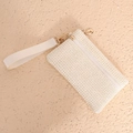 Beige geflochtene Clutch-Tasche mit goldenem Reißverschluss und Handschlaufe für Sommer - Gebrochenes Weiß