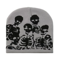 Hellgraue Strickmütze mit schwarzem Totenkopf-Jacquardmuster auf weißem Hintergrund - M (56-58cm) / Grau