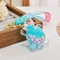 Detalle del llavero de tortuga azul con purpurina líquida y correa con texto Bubble - Cuerda de Gradiente + Tortuga / Azul Gominola