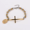 Detalle de pulsera religiosa de cuentas con cruz y medalla de San Benito - Oro y Plata