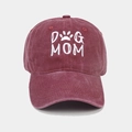 Λεπτομέρεια του λευκού κεντήματος DOG MOM και πατούσας σε βαμβακερό καπέλο μπέιζμπολ - Ρυθμιζόμενο / Μπορντό