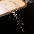 Collana multistrato vintage con perle bianche, catene argentate e croci di strass - Collana di perle a croce multistrato / Argento