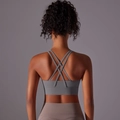Dettaglio delle spalline incrociate del reggiseno sportivo grigio con fascia larga - Taglia S / Top / Grigio titanio