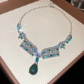 Detalle de un collar con colgante de gota verde y cristales brillantes en estuche de regalo - Collar Plata-Azul