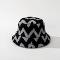 Dettaglio della spessa trama in lana di agnello sul cappello alla pescatora invernale - M (56-58cm) / Nero