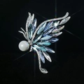 Spilla a farfalla argentata con cristalli blu e perla su fondo nero raffinato - Farfalla in Cristallo Blu