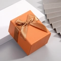 Caja de regalo cuadrada naranja con un lazo de cinta marrón y acabado liso - 10*7.5*7cm / Naranja