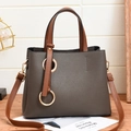 Borsa a mano minimalista in pelle PU grigia e marrone con anelli dorati in interni luminosi - Grigio chiaro