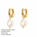 Eleganti orecchini a cerchio in acciaio inossidabile placcato oro 18K con perle barocche - Stile Medio Pendente (TE19213)