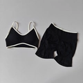 Zweiteiliges Ripp-Yoga-Set in Schwarz mit weißem Rand, V-Ausschnitt Top und High-Waist Shorts - Schwarz