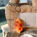 Realistischer Brathähnchen-Schlüsselanhänger aus PVC mit Silberkette an beige Tasche - Gebratener Hähnchenflügel
