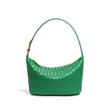 Borsa a spalla in pelle intrecciata verde con hardware dorato e design minimalista - Verde
