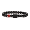Detalle de pulsera de cuentas con piedras de ojo de tigre negras y símbolo de Aries - Aries Ágata Roja