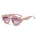 Gafas de sol rosas con montura ondulada, lentes degradadas violetas y detalles metálicos - Montura Rosa Lentes Grises