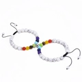 Nahaufnahme der Magnet-Armbänder für Paare mit weißen Marmorperlen und Chakra-Steinen - Weißer Türkis + Sieben Chakra Stein Armband