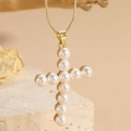 Elegante collana a croce in oro con perle bianche rotonde e delicata catena in metallo - XL2121 Stile Perle Allineate