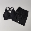 Detail von nahtlosem schwarzem Sport-Bra und High-Waist Scrunch-Bum Biker-Shorts Set - S / Schwarz