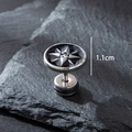Retro Punk Ohrstecker in Silber und Schwarz mit 1,1 cm Durchmesser im Detail - Achteckiger Stern Kompass Stil (S426)