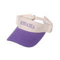 Détail de la broderie Nebraska sur visière bicolore avec bord violet et calotte blanche - Violet