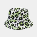 Dettaglio ravvicinato della stampa leopardata e cuciture sottili su cappello a secchiello - Taglia unica / Base Bianco Nero Leopardo Verde Neon (Colore 5)