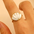 Anello regolabile in acciaio inossidabile dorato con un delicato design a conchiglia - Conchiglia Bianca (12431) / 1 Pezzo