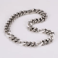 Detalle de cadena cubana de cerámica blanca y plateada de estilo hip hop moderno - Collar Plata/Blanco