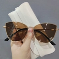 Occhiali da sole cat-eye in metallo con lenti marroni e custodia in pelle bianca - Montatura Oro Tè