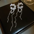 Détail de boucles d'oreilles fleurs argentées avec zircons, perles et longues chaînes - Clip d'oreille à gland en perle forme C lune en zircone