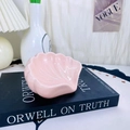 Portasapone in ceramica rosa a forma di conchiglia su un libro nero decorativo - Conchiglia / Rosa