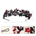Details des Halloween-Haarreifs mit roten Acrylkristallen und schwarzen Blättern - Dunkles Blatt Rote Perlen
