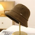 Brauner Fischerhut aus strukturiertem Stoff mit Metall-Logo auf einem Hutständer - M (56-58cm) / Camel