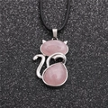 Vue détaillée d'un pendentif chat en quartz rose monté sur un cordon noir tressé - Corde Cirée Nsn0145