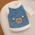 Winter hondenvest van lichtblauwe denim met witte imitatiebontrand en teddybeerborduur - Cowboy Bear's Two Feet / S (Aanbevolen gewicht 1,5-2,5 kg)