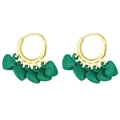 Détail de boucles d'oreilles cœur vert avec créoles dorées sur fond blanc - Vert Turquoise