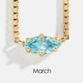 Makroaufnahme einer Goldkette mit hellblauem Anhänger im Marquise-Schliff für März - 14K Light Gold + Aquamarin Stein (März/Aquamarin)