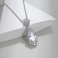 Halsketting met peervormige roze kristallen hanger en diamanten op witte steen - Transparante Stijl