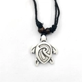 Collana con tartaruga marina vintage con intaglio in osso e motivi tribali neri - R-2/Totem Nero Bianco