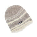 Détail du bonnet en maille épaisse montrant la texture rayée et l'étiquette noire du logo - Couleur avoine avec rayures blanches