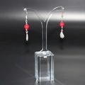 Eleganti orecchini con perle rosse e pendenti in argento su supporto in acrilico - M