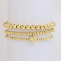 Set di tre braccialetti con perline dorate e un ciondolo rotondo con la lettera iniziale S - S