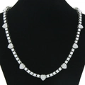 Detail van de zilveren hartjesketting met witte kristallen op een zwarte sieradenbuste - Zilver-18 inch