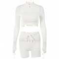 Detailopname van witte vrijetijdsset met crop-top met rits en korte broek met koord - S / Lange Mouwen & Shorts / Wit