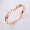 Bracciale a triangolo cavo in oro rosa lucido con cristalli strass in stile geometrico - Oro rosa