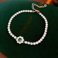 Gros plan d'un bracelet tennis argenté avec pierre précieuse verte et détails en zircon - Fleur Verte / Argent-Vert