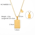 Vue détaillée du pendentif Bélier doré montrant le symbole du zodiaque et les gravures - Bélier (HC-N40050-12)