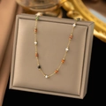 Detailansicht der bunten Perlen an einer Goldkette, präsentiert auf einer Schmuckschatulle - Bunte Perlenkette (Gold)